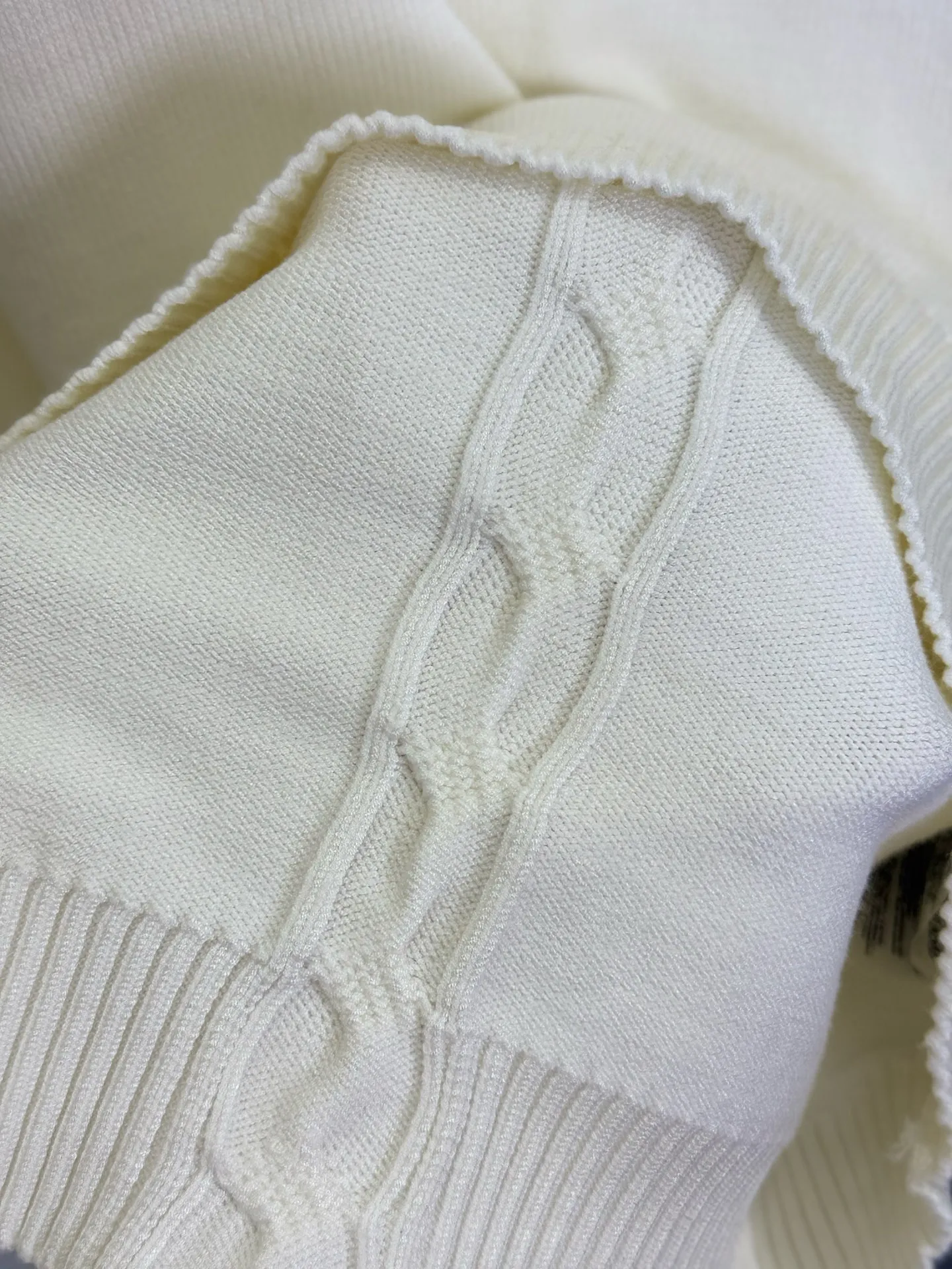 P400 💕Stone Island’s knitted sweater transforms workwear aesthetics into street-quality white moonlight. In the “style breakout battle” of trendy brands, Stone Island’s white round-neck knitted sweater is a wonderful symbiosis of “function and freshness”.  It uses delicate knitting technology to create a soft silhouette. The low-key cross logo on the chest and the three-dimensional cable tie details on the sleeves are the fashionable luxury code engraved in Stone Island's genes. The pure white model hides the workwear texture in simplicity; the classic round neck is suitable for all styles and is the "style palette" in the wardrobe.  As an ingenious work of an Italian fashionable luxury brand, its knitted texture is soft, waxy and tough. The upper body has both workwear-style details and a refreshing body feel for daily wear. Whether you wear it with overalls for a functional trend, or with jeans for a street style, you can easily wear it with a high-end feel that "fashion-savvy fashionistas will understand instantly."  This autumn and winter, let it become the "White Samurai Badge" in your wardrobe and unlock Stone Island-style functional aesthetics for daily life.